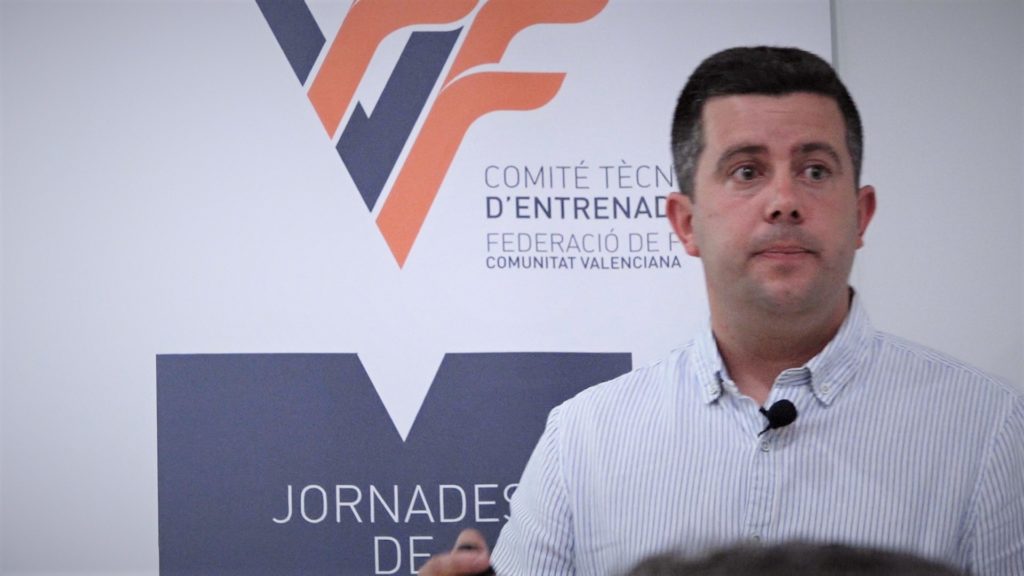 Miguel Ángel Villafaina, en la ponencia del Comité Técnico de Entrenadores de la FFCV