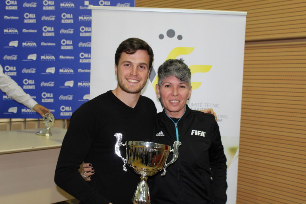 26 ene - Raquel González Ruano entrega trofeo a árbitro