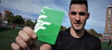 Andrés Fuentes, árbitro, muestra la tarjeta verde