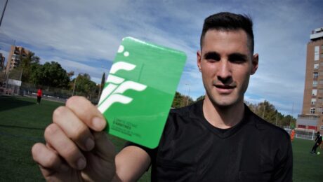 Andrés Fuentes, árbitro, muestra la tarjeta verde