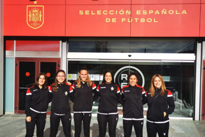 12 dic Cristina Aguilera, Noelia Badía, Claudia Cebollada, Raquel Dolz y Alba Félix pasan a la segunda fase de las prubeas por el ascenso a Primera Iberdrola. Nuria Gavilán, responsable del arbitraje femenino de la FFCV, les acompaña en Las Rozas