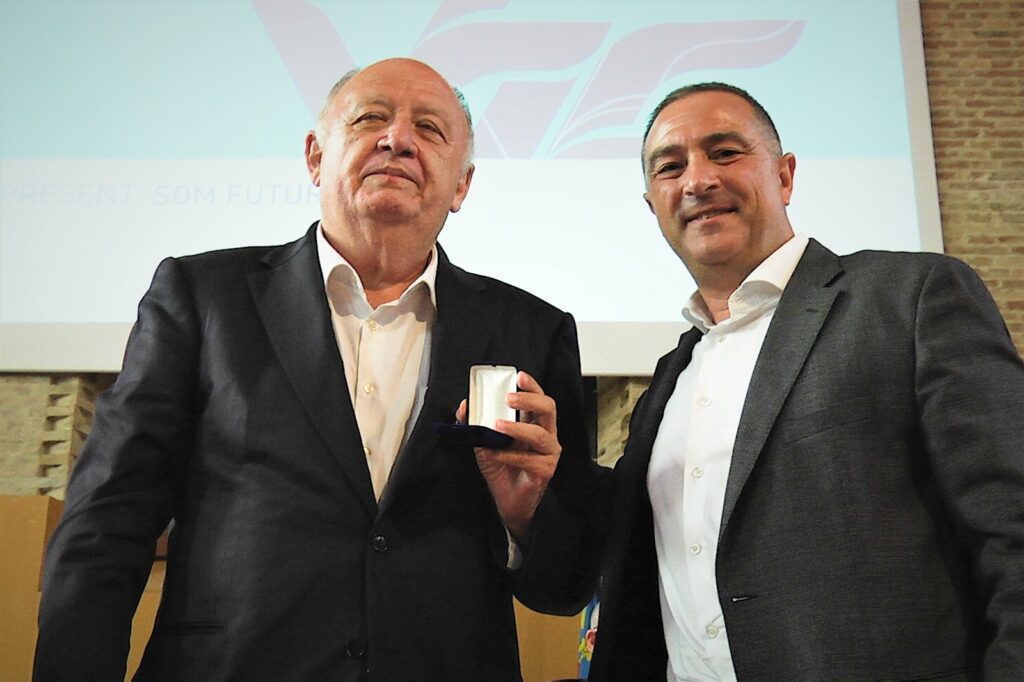  LLaneza recibió en 2020 de manos de Gomar la Medalla de Oro de la FFCV