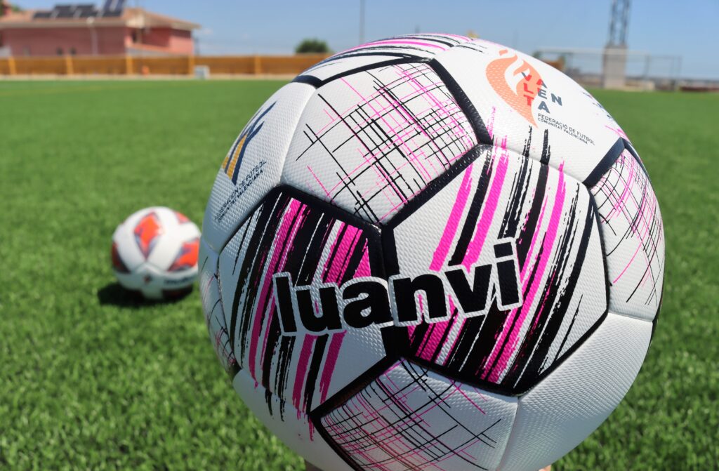 Luanvi y Molten, balones oficiales de la FFCV para la temporada 2023/24 -  FFCV