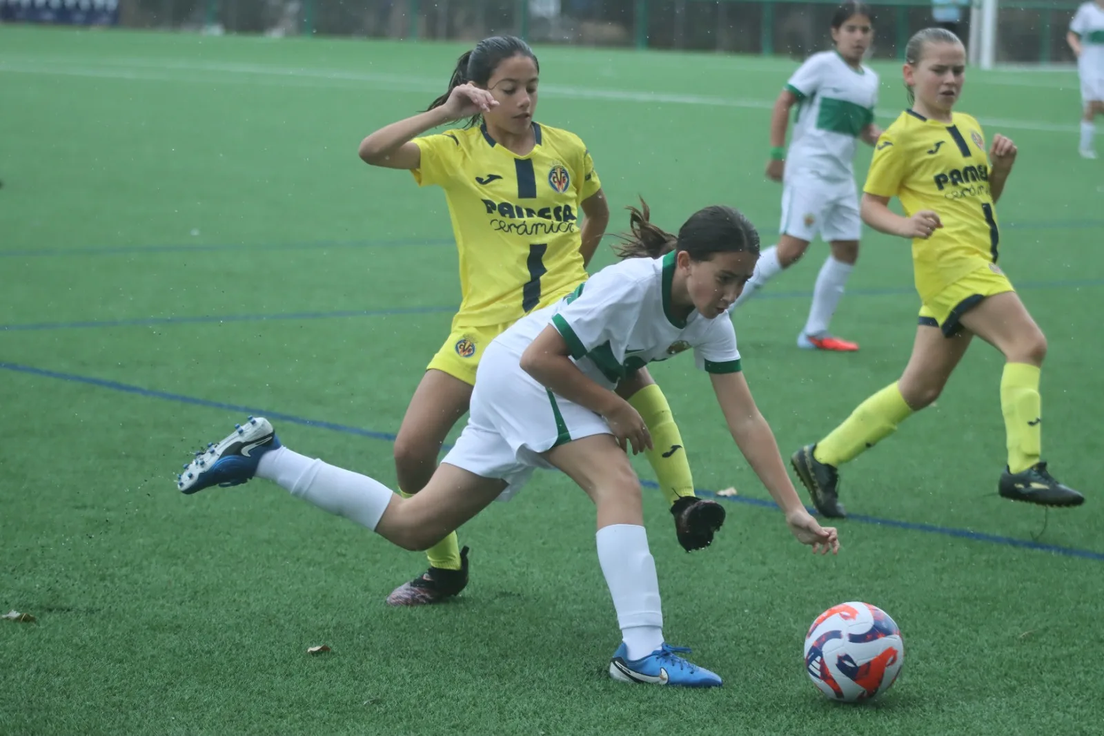 Jugadoras del Elche CF y del Villarreal CF disputan un balón en el I Torneo Tornem! de fútbol alevín Valenta en Massanassa