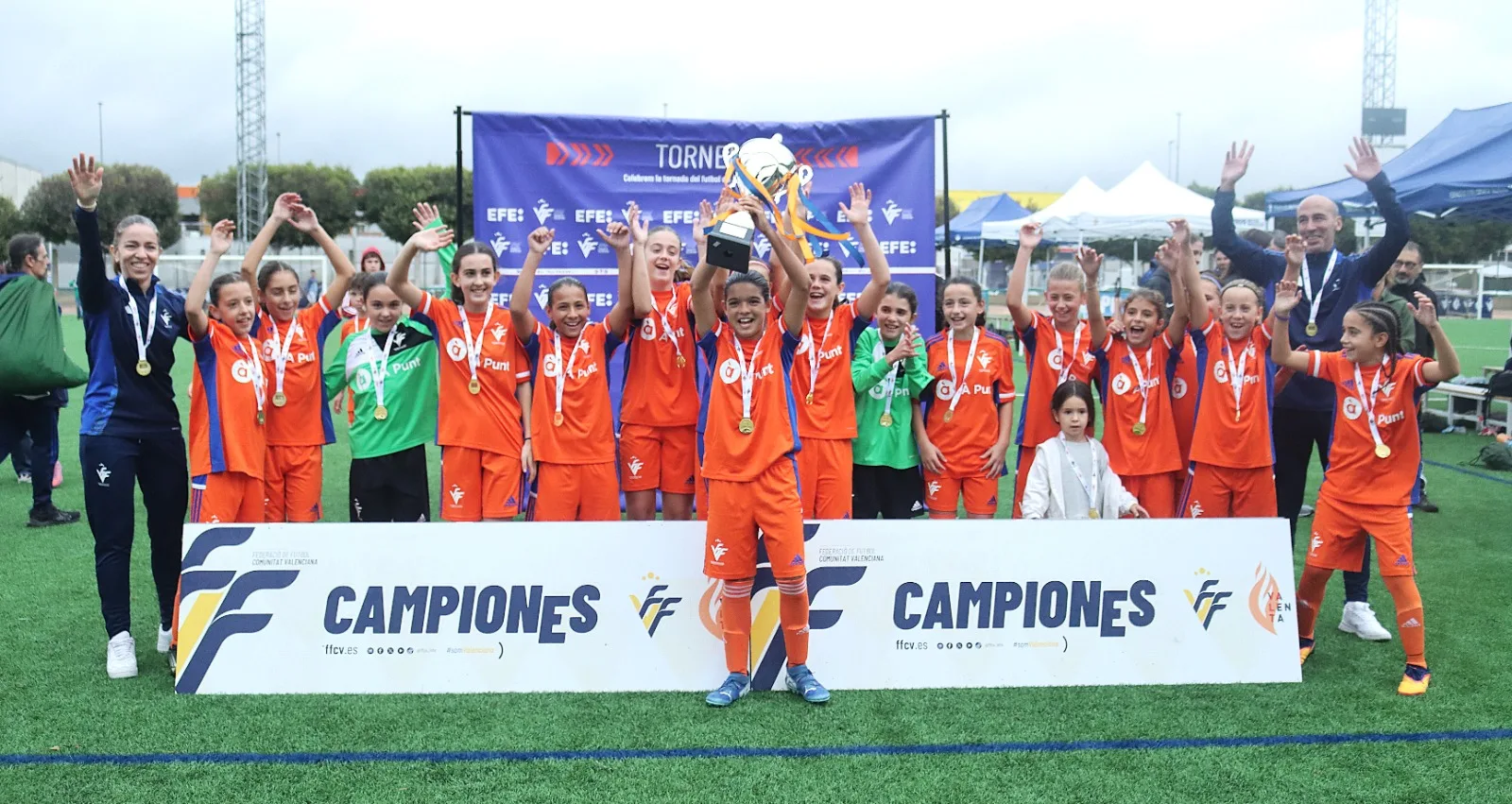 La Selecció Valenciana Valenta sub12 celebra el título del I Torneo Tornem! de fútbol alevín tras la dana