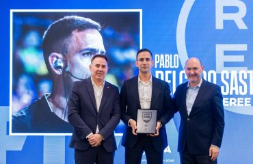 20251209_ACERO_166 Pablo Delgado recibe escarapela FIFA