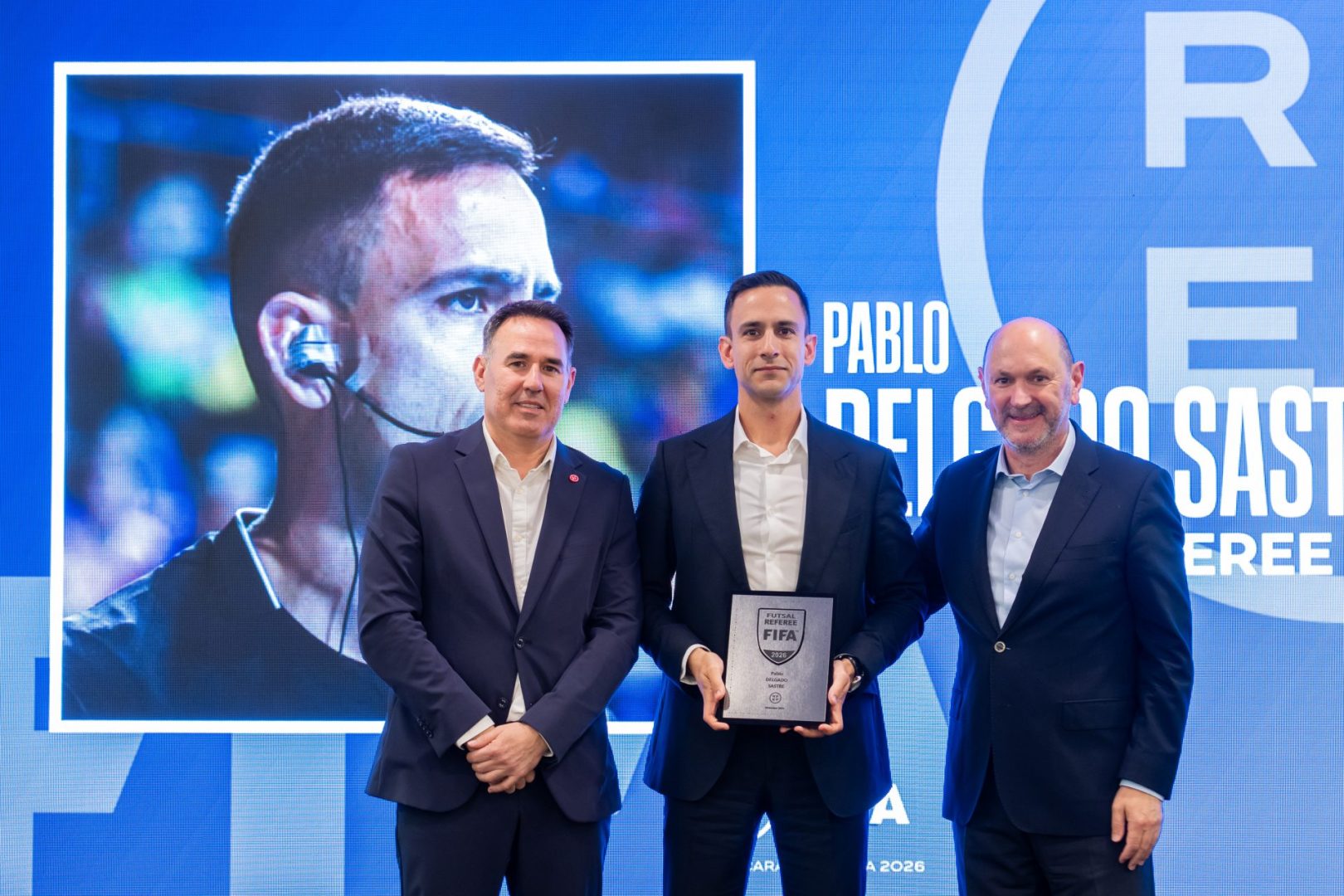 20251209_ACERO_166 Pablo Delgado recibe escarapela FIFA