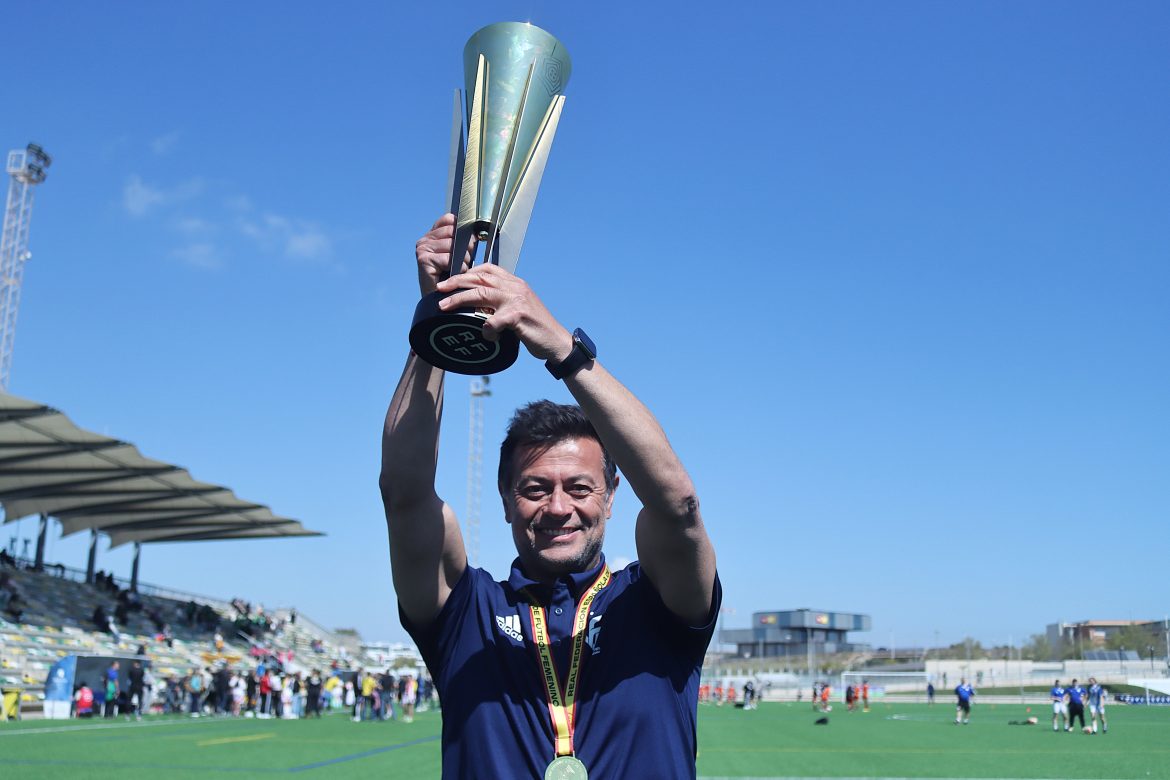 Luis Sánchez levanta la copa de campeón de España con la Selecció Valenciana Valenta sub14 en Torrevieja