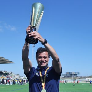 Luis Sánchez levanta la copa de campeón de España con la Selecció Valenciana Valenta sub14 en Torrevieja