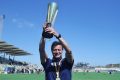 Luis Sánchez levanta la copa de campeón de España con la Selecció Valenciana Valenta sub14 en Torrevieja