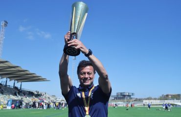Luis Sánchez levanta la copa de campeón de España con la Selecció Valenciana Valenta sub14 en Torrevieja