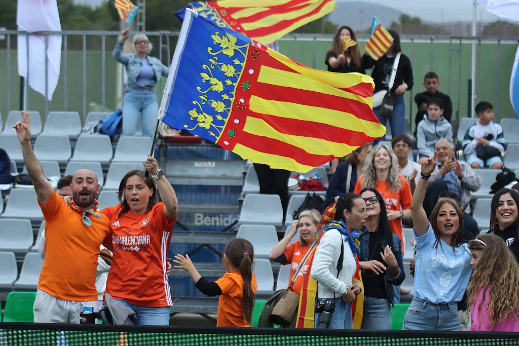 Aficionados con la camiseta AFICIÓ de la Selecció Valenciana y una Senyera animando en la grada
