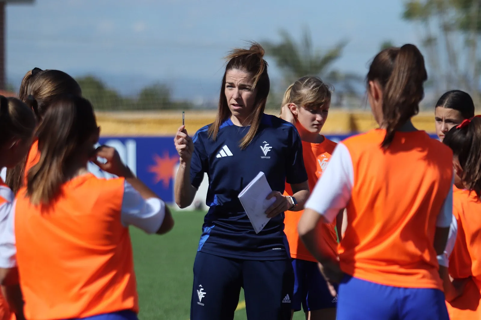 Esther Romero, nueva seleccionadora sub14, da instrucciones a jugadoras de la Selecció Valenciana Valenta en Picassent