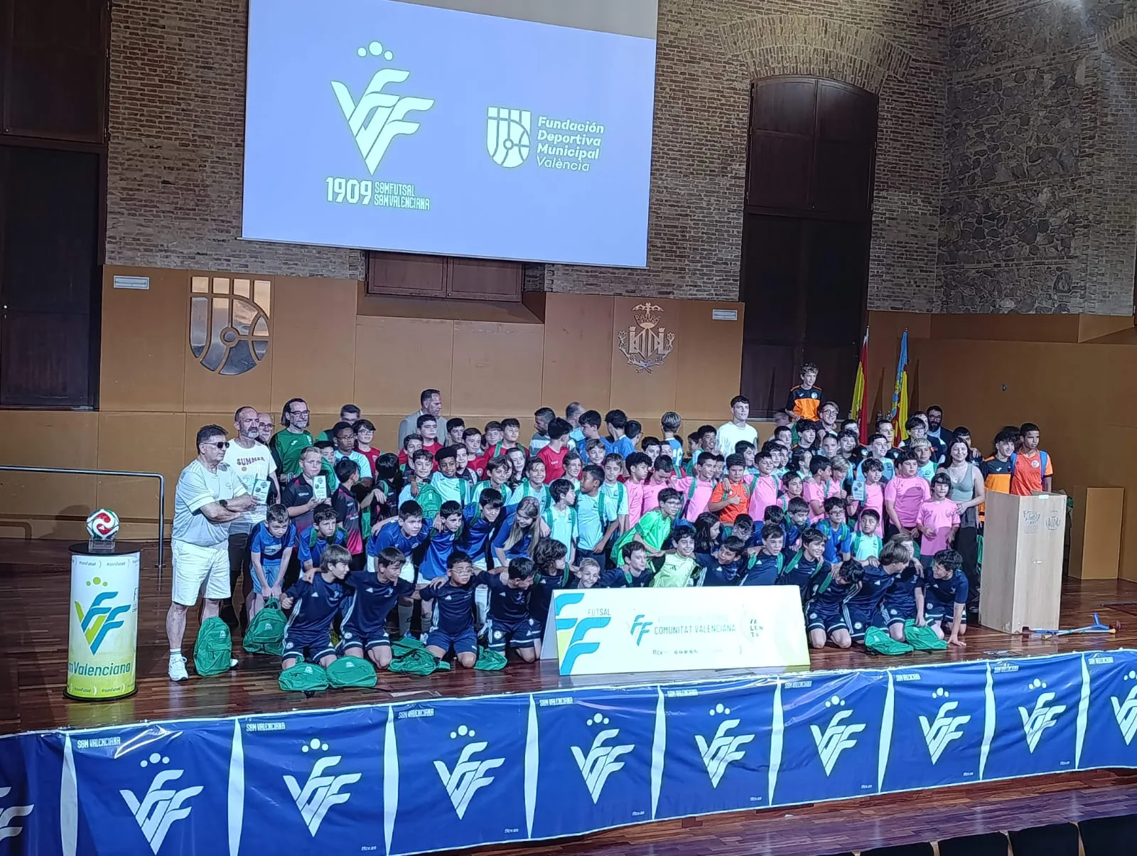 Equipos de los Juegos Deportivos Municipales de València de fútbol sala en la Gala de trofeos del Complejo Deportivo Petxina