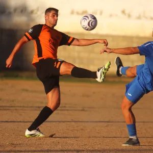Un jugador del Quatretonda CF y otro del CD Albaidense pelean un balón alto en el campo de tierra de Quatretonda