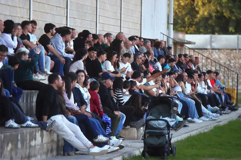 Aficionados llenan la grada del campo de tierra de Quatretonda en el partido ante el CD Albaidense, Tercera FFCV