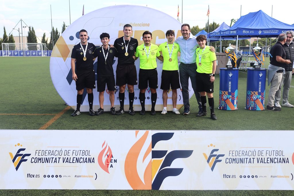 Els àrbitres del II Torneig Tornem! posen amb les seues medalles a Manises