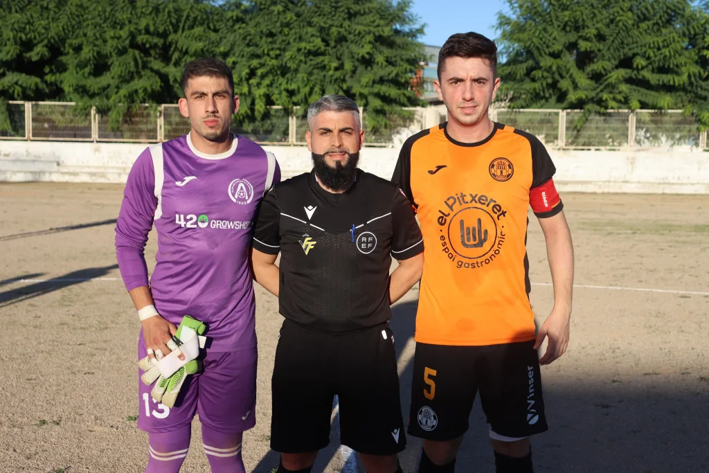 Los capitanes del Quatretonda CF y del CD Albaidense posan con el árbitro antes del partido de Tercera FFCV