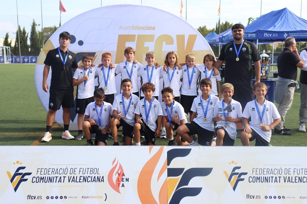 Els jugadors del CD Castellón posen amb les seues medalles del II Torneig Tornem! a Manises