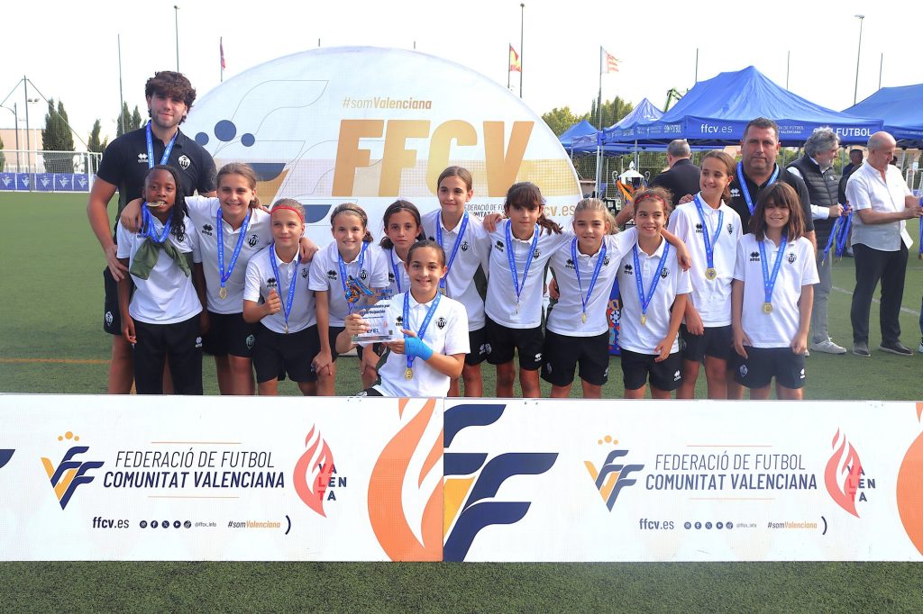 Les jugadores del CD Castellón posen amb les seues medalles del II Torneig Tornem! a Manises
