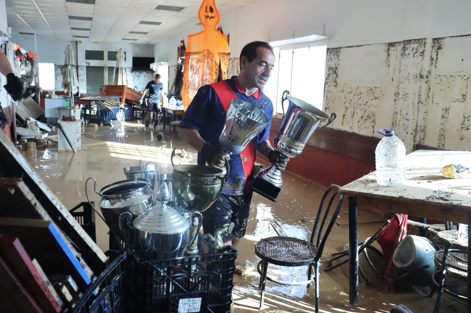 Un home rescata els trofeus d’un local social inundat per la dana
