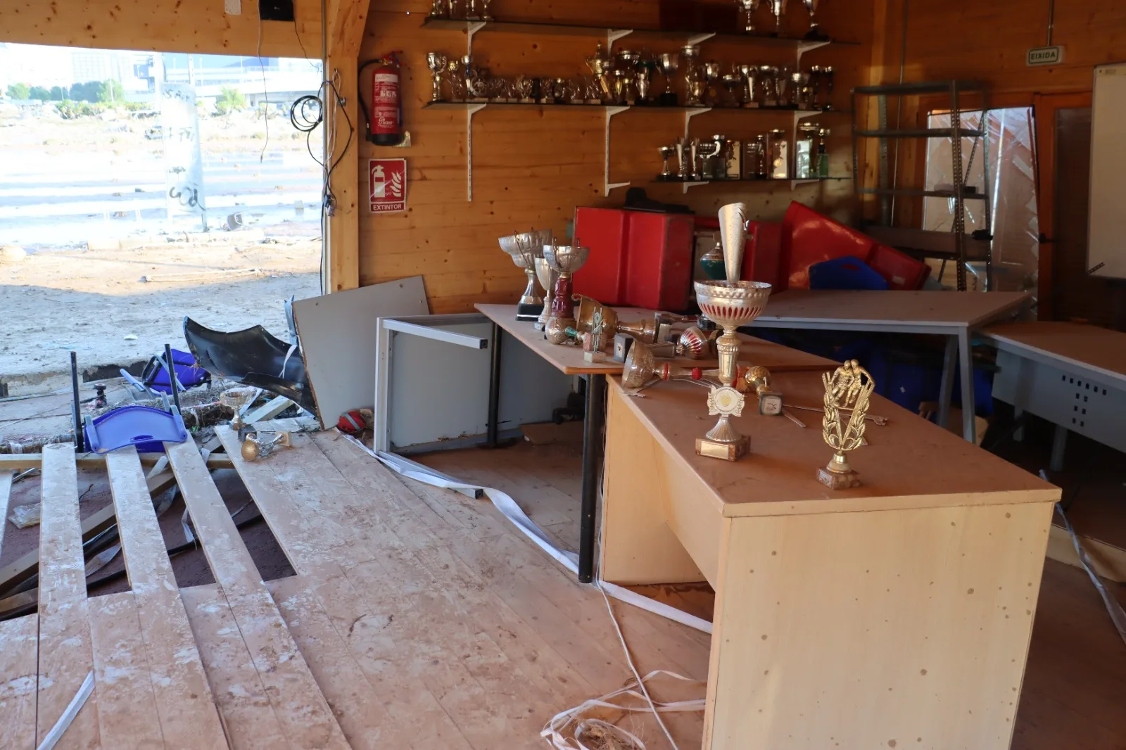 Trofeus al local social d’un club de futbol destrossat per la dana