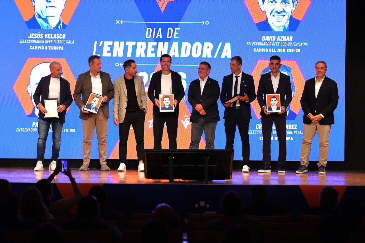 Paco López, Jesús Velasco, Cristian Méndez y David Aznar, con sus caricaturas, junto a Salva Gomar, Rubén Mora, Iván Cancela y Vicent Sempere en el Dia de l'Entrenador/a de la FFCV 2026