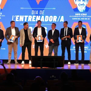 Paco López, Jesús Velasco, Cristian Méndez y David Aznar, con sus caricaturas, junto a Salva Gomar, Rubén Mora, Iván Cancela y Vicent Sempere en el Dia de l'Entrenador/a de la FFCV 2026