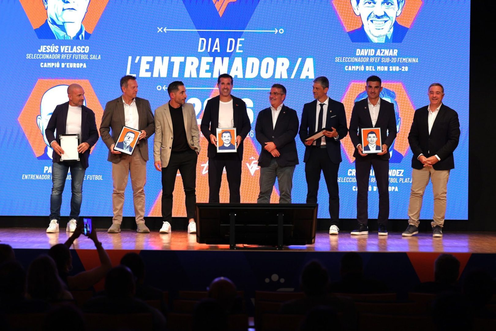 Paco López, Jesús Velasco, Cristian Méndez y David Aznar, con sus caricaturas, junto a Salva Gomar, Rubén Mora, Iván Cancela y Vicent Sempere en el Dia de l'Entrenador/a de la FFCV 2026