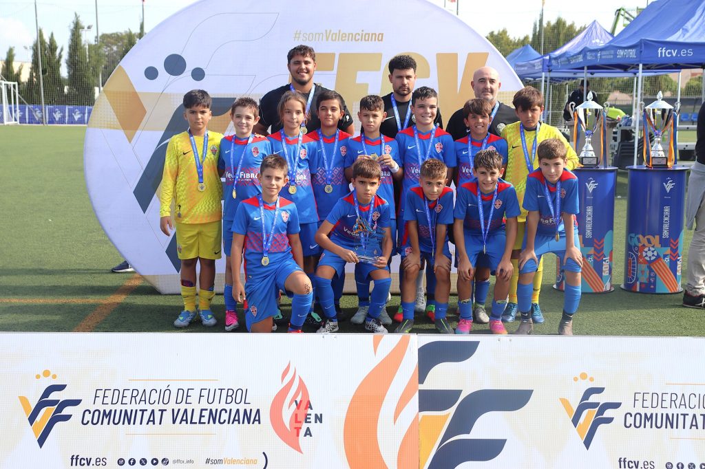 Els jugadors de l'Elche CF posen amb les seues medalles del II Torneig Tornem! a Manises