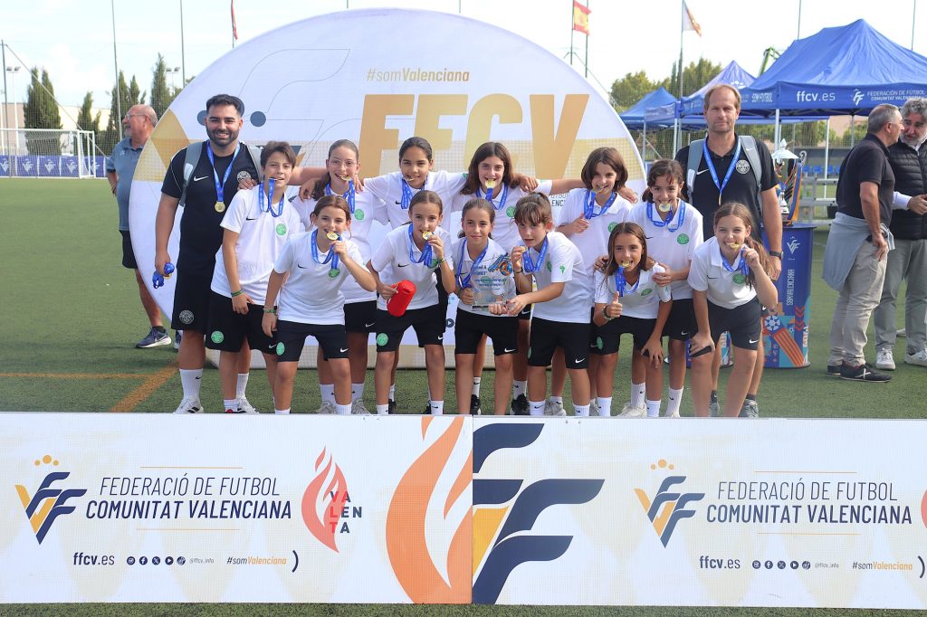 Les jugadores de l'Elche CF posen amb les seues medalles del II Torneig Tornem! a Manises