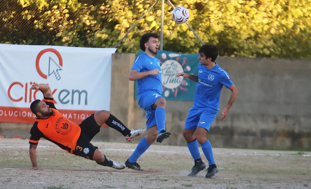 Un jugador del Quatretonda CF se lanza al suelo a por el balón ante el CD Albaidense en el campo de tierra