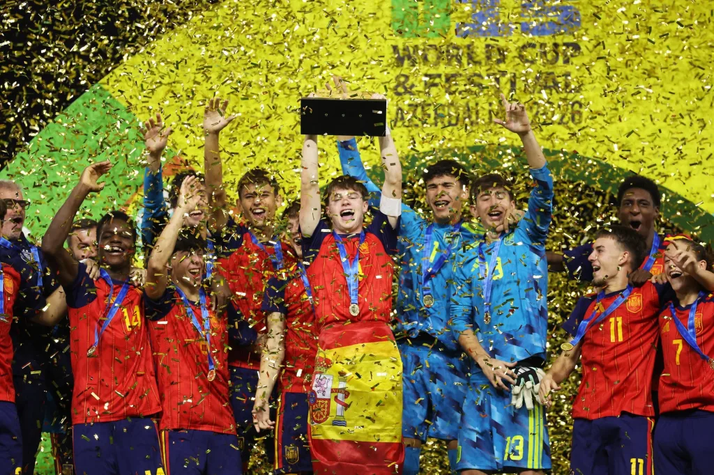 Los jugadores de España, con Yulian Mosquera, Ricar Pérez y Leo Rico, levantan el trofeo de campeones del mundo sub15 en Bakú