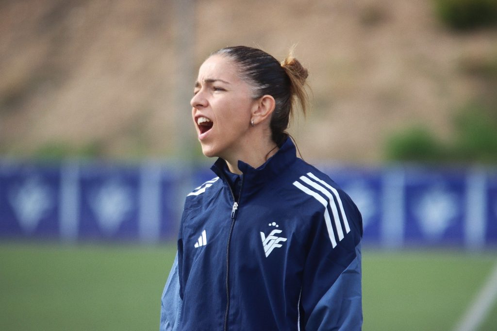 Esther Romero, seleccionadora de la Selecció Valenciana sub12, dona instruccions en el II Torneig Tornem!