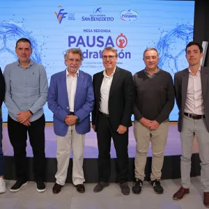 Foto de familia de la jornada de hidratación en el fútbol de la FFCV y San Benedetto en el Ágora Vallejo