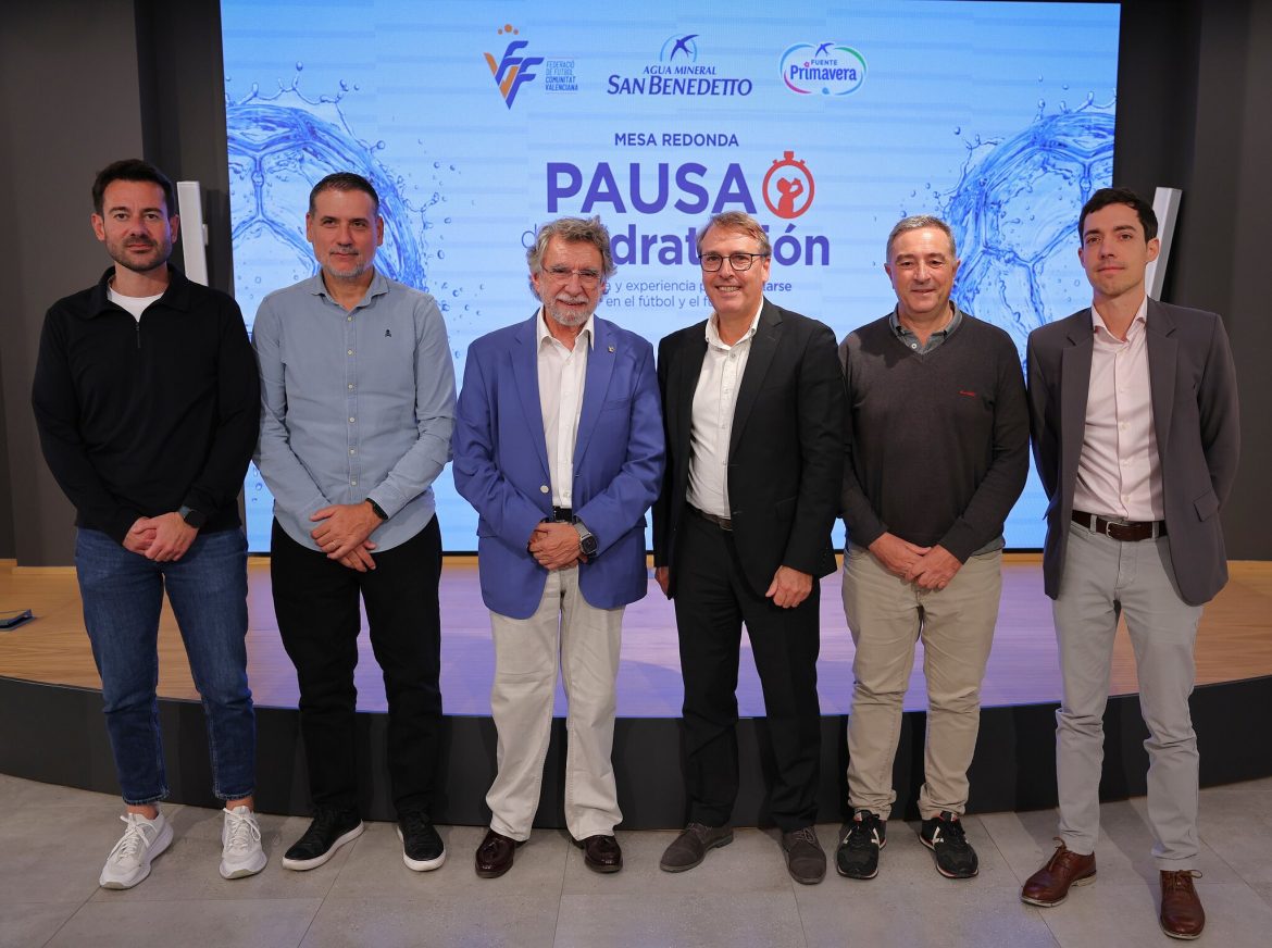 Foto de familia de la jornada de hidratación en el fútbol de la FFCV y San Benedetto en el Ágora Vallejo