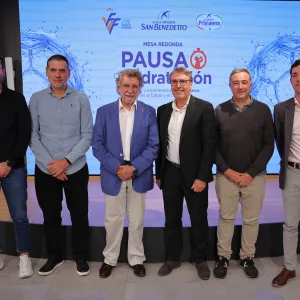 Foto de familia de la jornada de hidratación en el fútbol de la FFCV y San Benedetto en el Ágora Vallejo