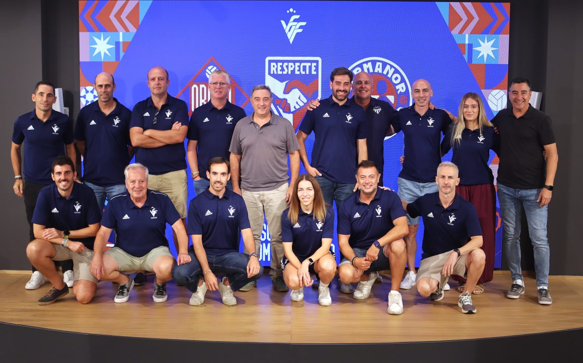 Cuerpos técnicos de la Selecció Valenciana Valenta y masculina 2026/2027 posan juntos en la sede de la FFCV