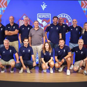 Cuerpos técnicos de la Selecció Valenciana Valenta y masculina 2026/2027 posan juntos en la sede de la FFCV