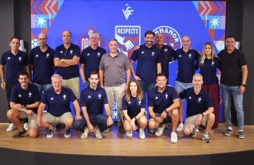Cuerpos técnicos de la Selecció Valenciana 2026/2027 Cuerpos técnicos de la Selecció Valenciana Valenta y masculina 2026/2027 posan juntos en la sede de la FFCV