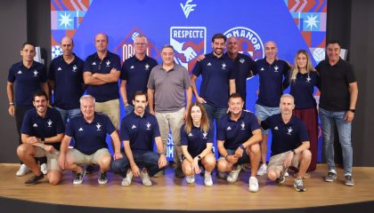 Cuerpos técnicos de la Selecció Valenciana Valenta y masculina 2026/2027 posan juntos en la sede de la FFCV