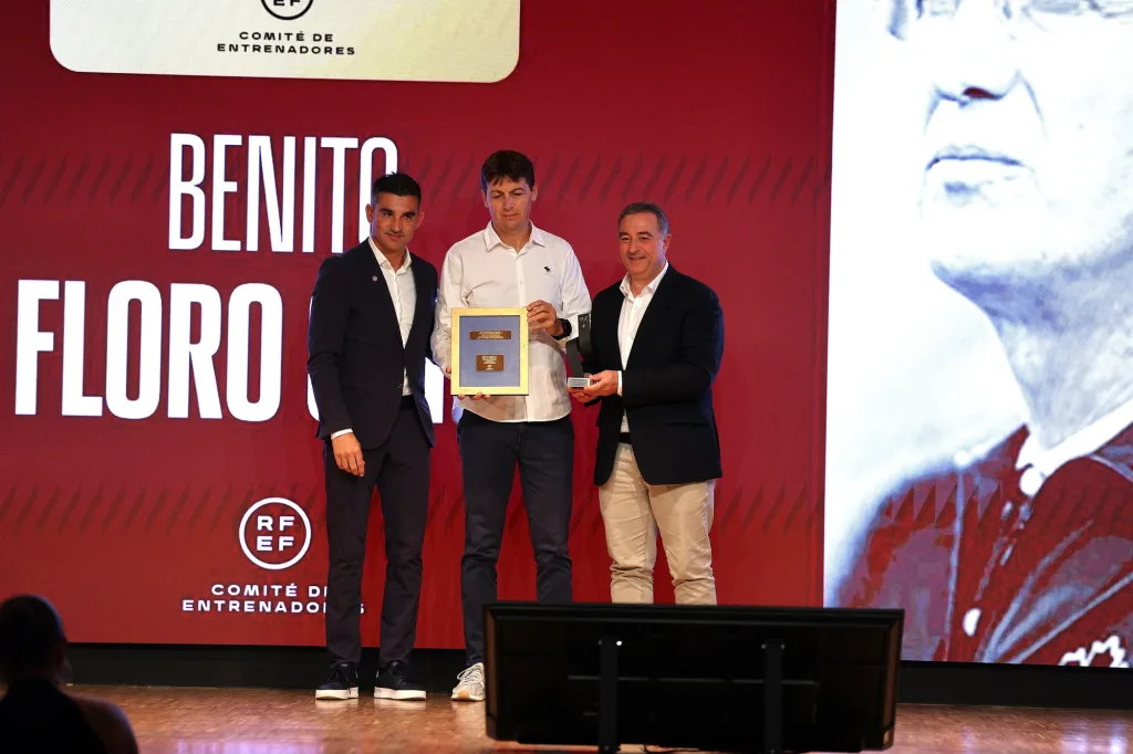 Iván Cancela i Salva Gomar lliuren a un familiar de Benito Floro el reconeixement a la seua trajectòria en el Dia de l'Entrenador/a 2026 de la FFCV