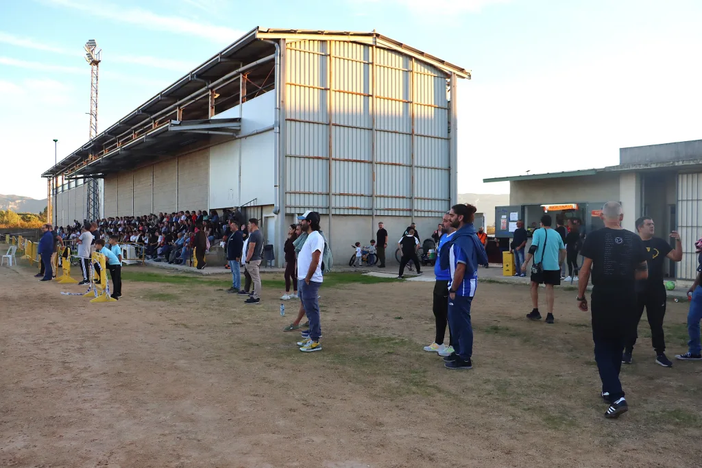 Instalaciones y terreno de juego de tierra del Quatretonda CF con público durante el partido ante el CD Albaidense