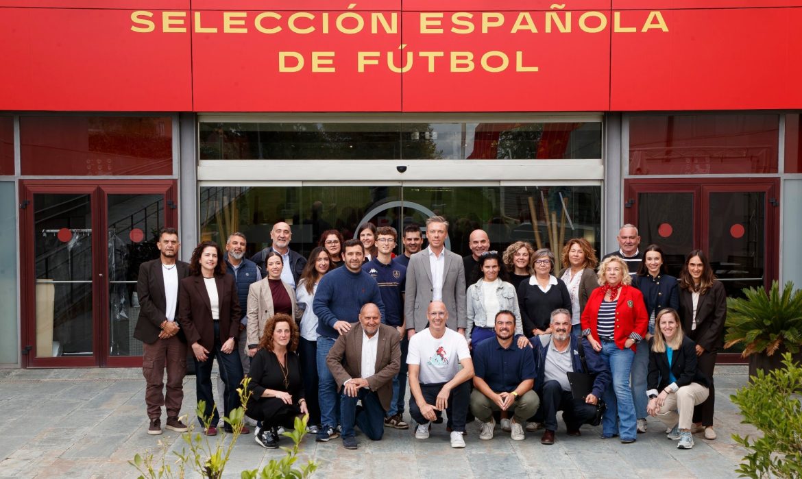Foto de grupo de la jornada de formación sobre protección de la infancia de la RFEF con los representantes de las federaciones territoriales, entre ellos la FFCV