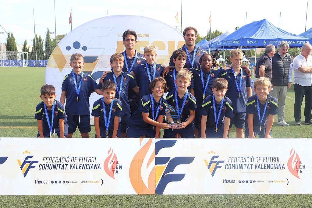 Els jugadors del Levante UD posen amb les seues medalles del II Torneig Tornem! a Manises