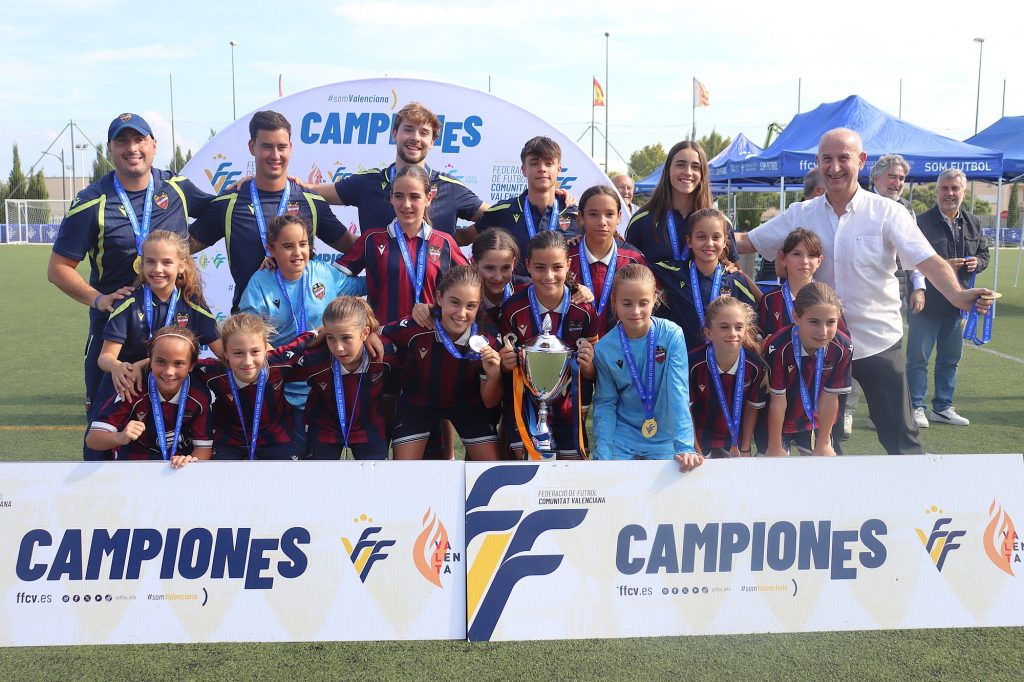 Les jugadores del Levante UD posen amb el trofeu de campiones Valenta del II Torneig Tornem! a Manises