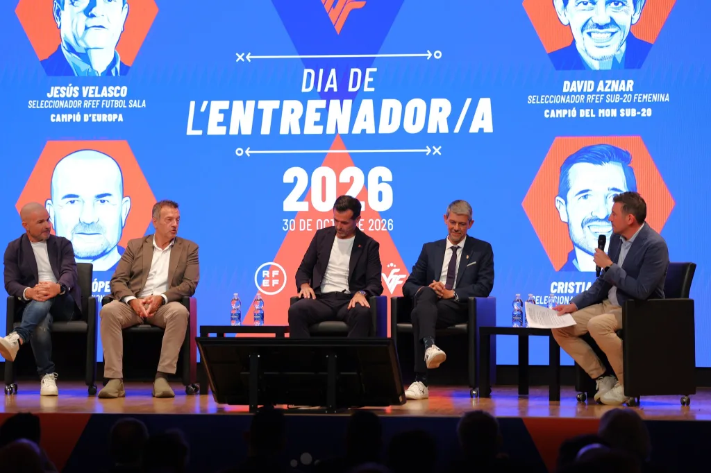 Taula redona del Dia de l'Entrenador/a 2026 de la FFCV amb Paco López, Jesús Velasco, Cristian Méndez i David Aznar, moderada per Vicent Sempere