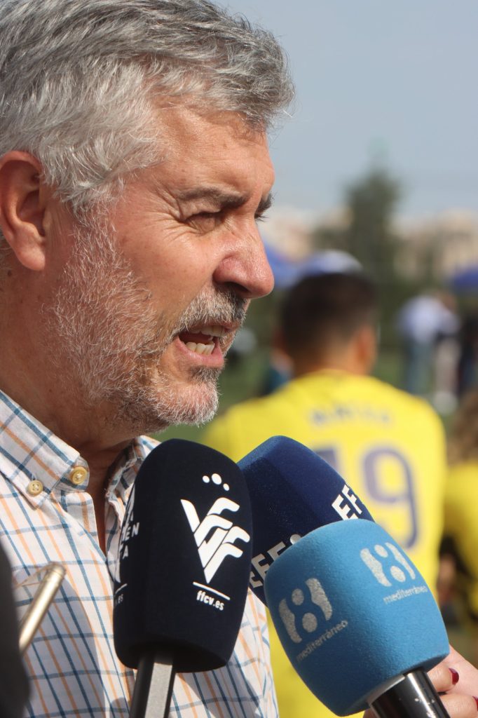 Miguel Ángel Oliver, president de l'Agència EFE, atén els mitjans en el II Torneig Tornem! de Manises