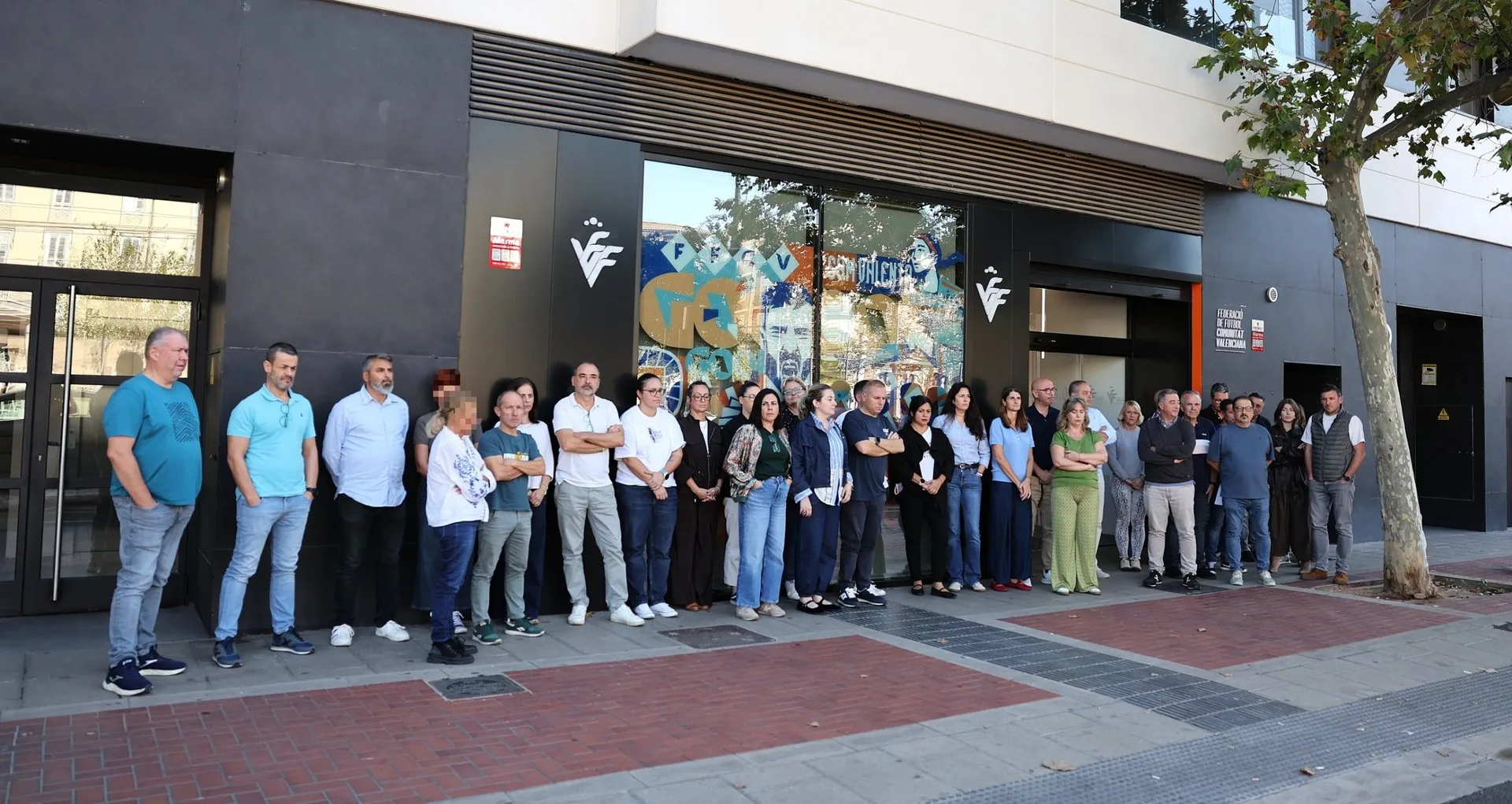 Minut de silenci dels treballadors de la FFCV a la seu central de València en el segon aniversari de la dana