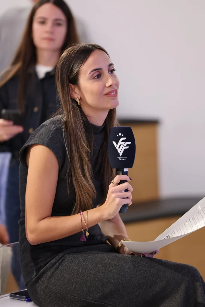 Paula Lerín modera la jornada d'hidratació en el futbol de la FFCV i San Benedetto